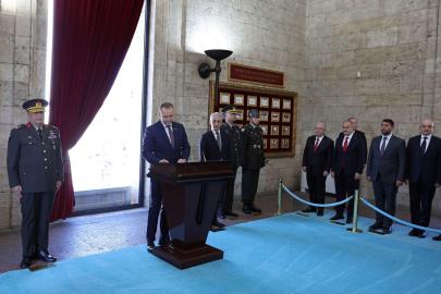 Polonya Cumhurbaşkanı Nawrocki'nden Anıtkabir'e ziyaret 