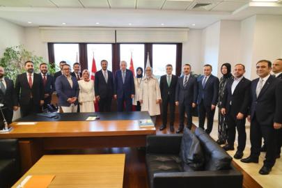 Cumhurbaşkanı Erdoğan, AK Parti İstanbul İl Başkanlığı'nı ziyaret etti
