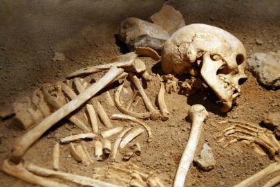 400 yıllık “vampir” mezarının sırrı çözülüyor. Boğazında orak, ayağında kilit