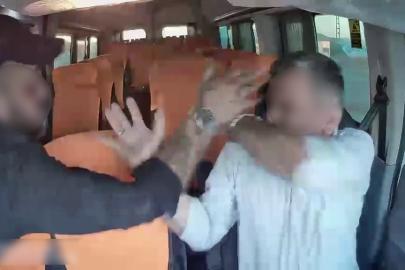 Adıyaman’da yol verme kavgası: Minibüs şoförünü defalarca yumrukladılar