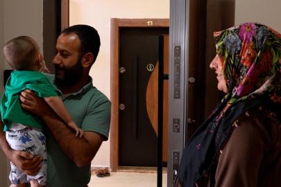 Bakan Kurum sosyal konutlarına yerleşen Başar çiftinin görüntülerini paylaştı