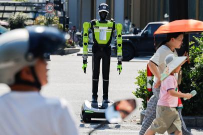 Çin sokaklarında robot polisler trafik denetimine başladı