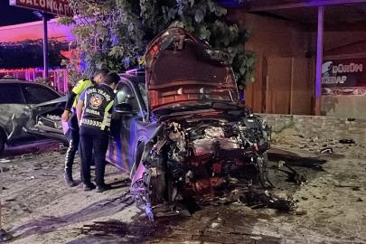 İki otomobil kafa kafaya çarpıştı. İki kişi öldü, iki yaralı