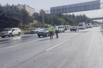 İstanbul'da trafiği durduran kaza. TEM Otoyolu'nda 10 araç birbirine girdi