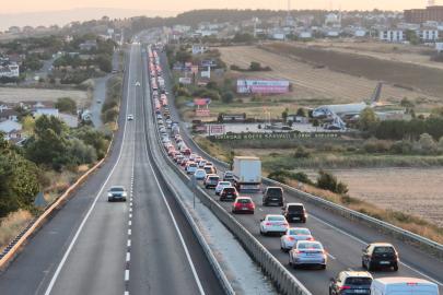 İstanbul'dan Tekirdağ'a hafta sonu akını: Kilometrelerce araç kuyruğu oluştu