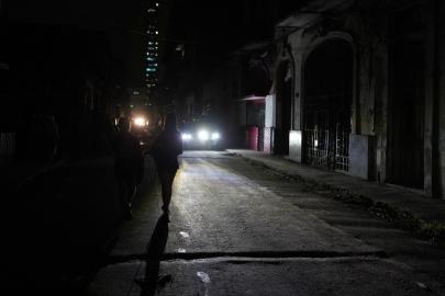 Küba'da elektrik şebekesi yine çöktü. Beş eyalet karanlıkta kaldı