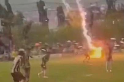 Maç oynanırken sahaya yıldırım düştü. Bir futbolcu öldü