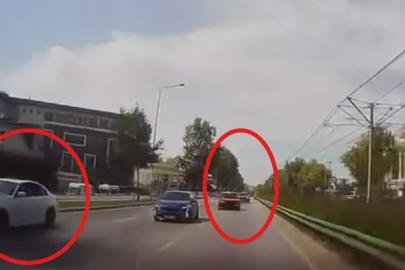 Otoyolda tehlikeli yarış: Makas atan otomobiller çarpıştı!