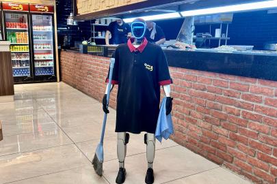 Robot garson, müşterilerin ilgi odağı oldu: Zam isteyip izin peşinde koşuyor