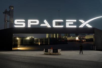 SpaceX ortaklarından sıra dışı talep: "Roketi pembeye boyayabilir miyiz?"