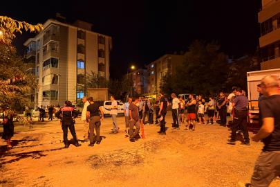 Toprak kayması nedeniyle 5 katlı bina tahliye edildi
