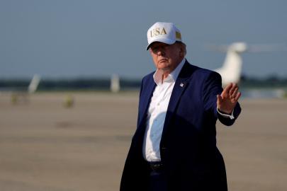 Trump gizlice uçak değiştirirken iki kabine üyesini Air Force One'da bırakmış