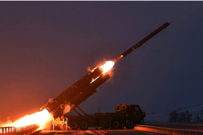 Trump "Görüşeceğiz" dedi, Kim Jong-un füze fırlattı