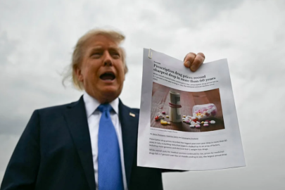 Trump'tan ilaç fiyatları gafı: "Gördünüz mü" diyerek Biden yönetimini öven haberi gösterdi